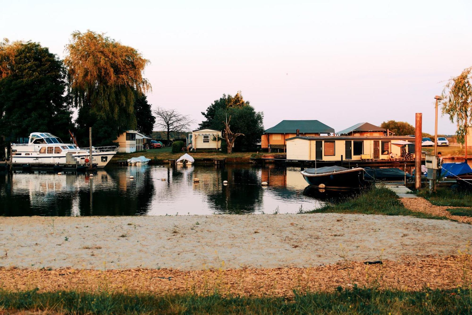 Floatel - De Schans Alphen Aparthotel Benedeneind Bagian luar foto